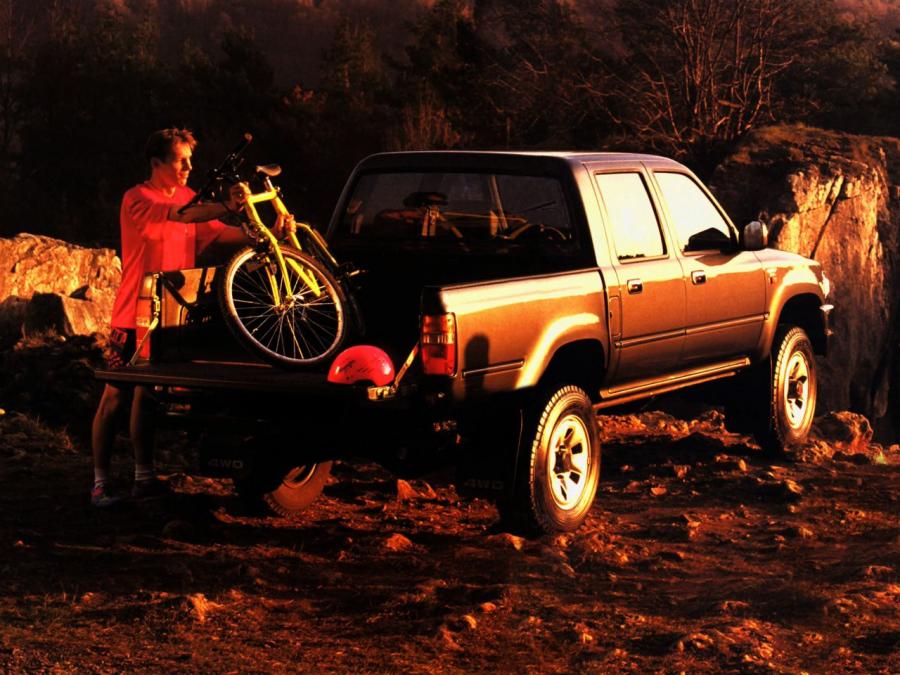  Toyota Hilux Double Cab 4WD 1988 года  (JP) (фото 2 из 6)